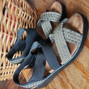 𝅺BERNIE Mev Lisa‎ Strappy Wedge Sandal Black Gold 36 US 5